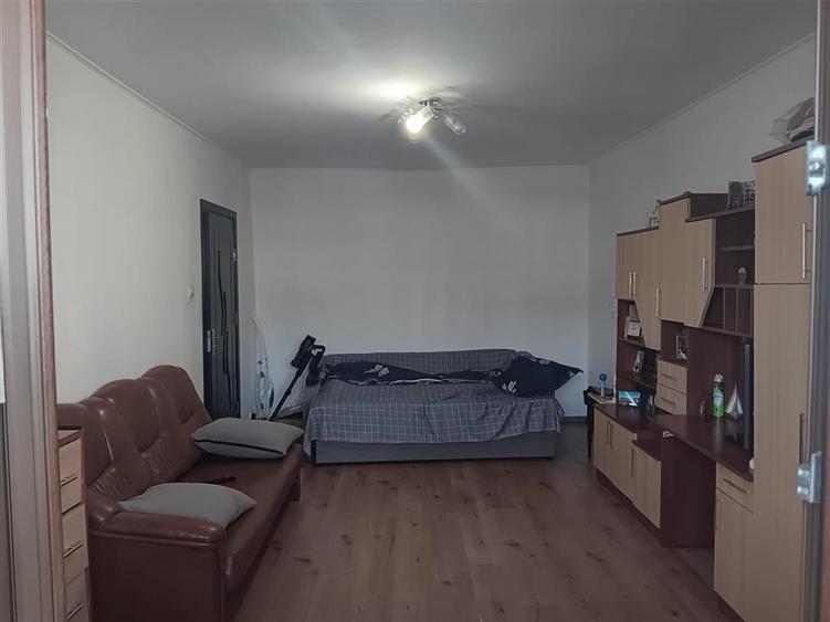 Apartament cu 3 camere decomandat în Păcurari