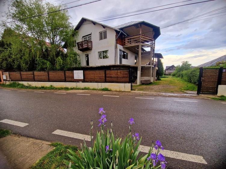 Casă cu 4 camere în Păulești