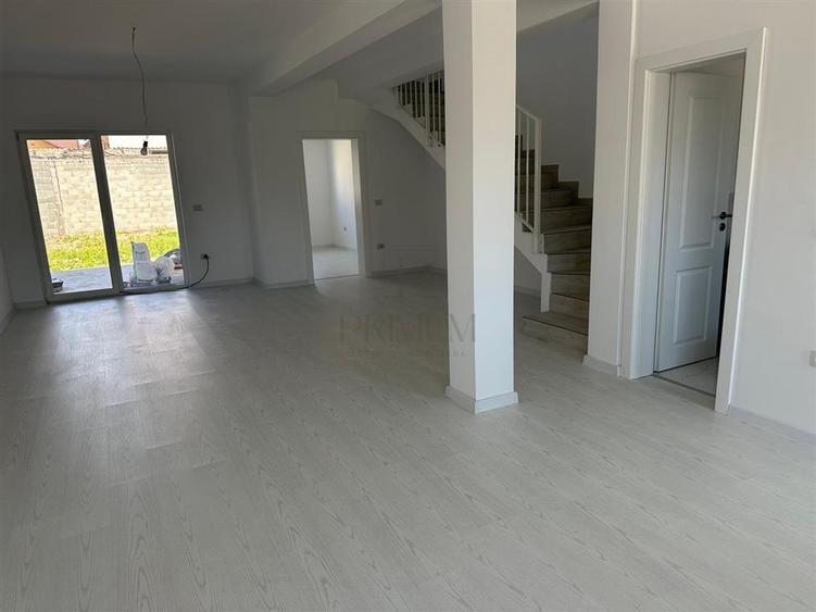 Duplex cu 4 camere cu Canalizare în Moșnița Nouă