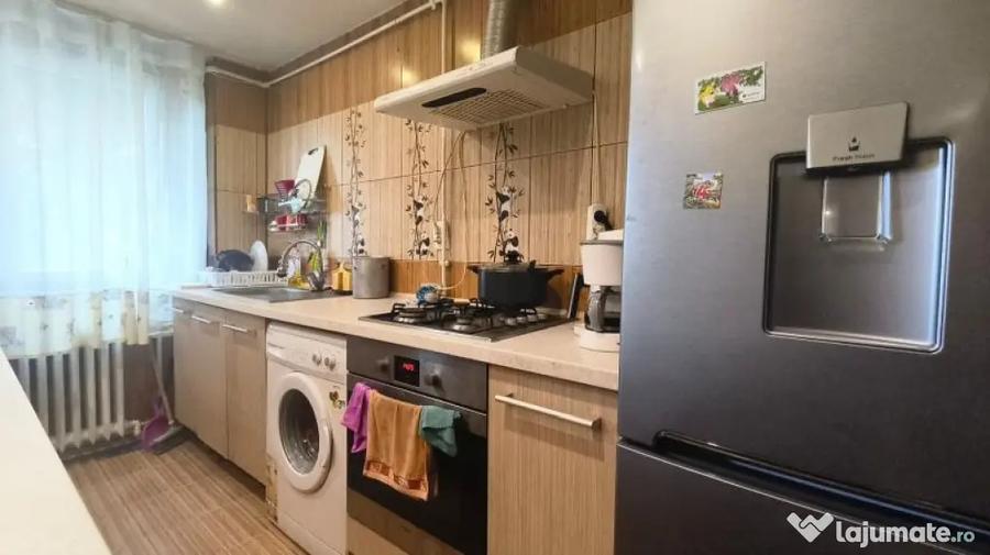 Apartament cu 3 camere semidecomandat în Central