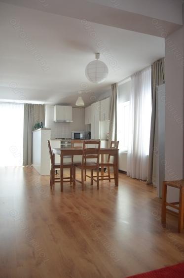 Apartament cu 3 camere decomandat în Poiana Țapului