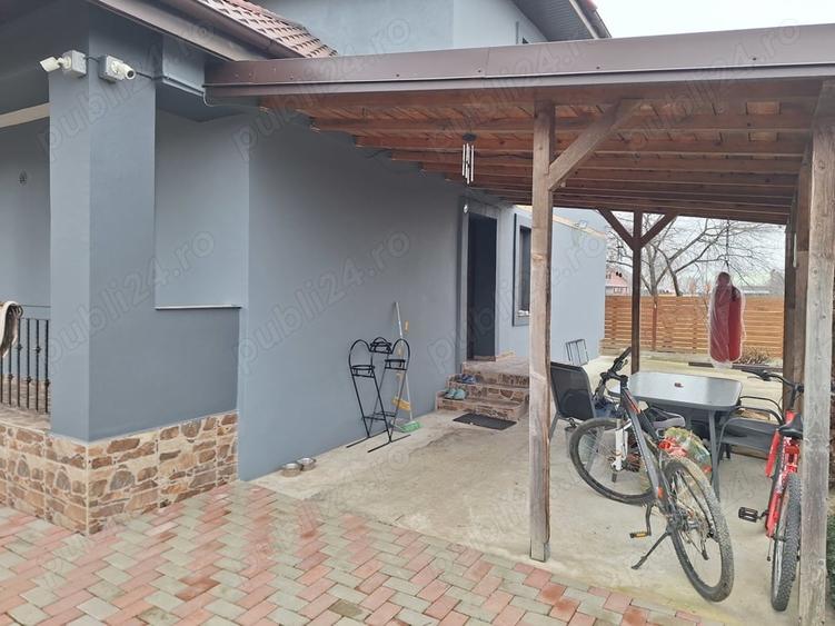 Casă cu 4 camere cu Teren 1453 Mp în Sculeni