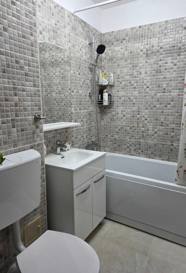 Apartament cu 3 camere semidecomandat în Titan
