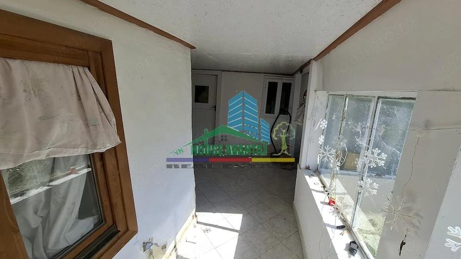 Casă cu 4 camere cu Teren 3614 Mp în Vâjâitoarea