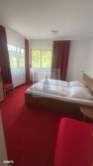Casă cu 7 camere cu Teren 340 Mp în Central