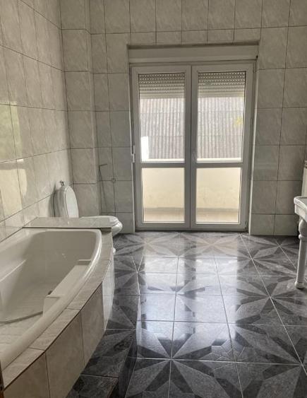 Casă individuală cu 7 camere cu Teren 900 Mp în Voluntari