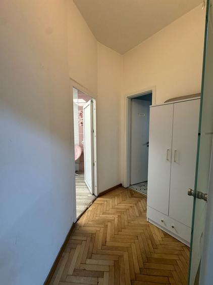 Apartament cu 3 camere semidecomandat în Victoriei