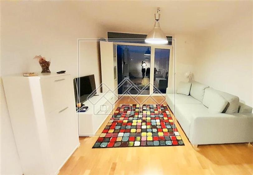 Apartament cu 3 camere semidecomandat în Aeroport