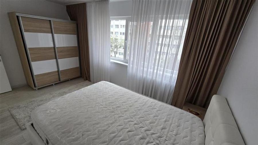 Apartament cu 3 camere semidecomandat, mobilat în Alexandru Obregia