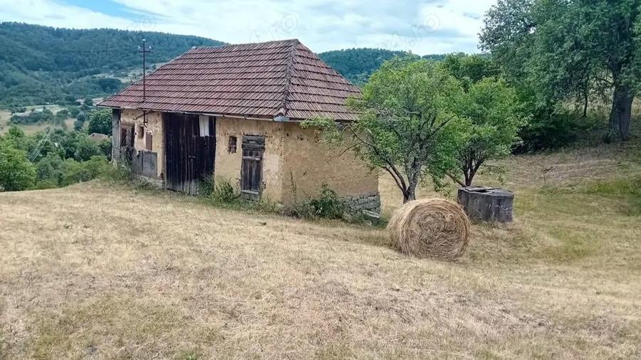 Casă cu 2 camere cu Teren 13420 Mp în Central