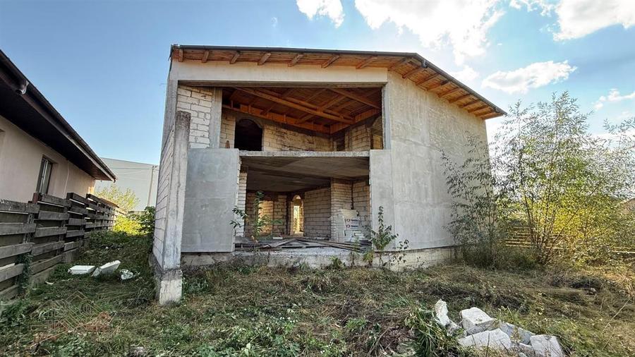 Casă cu 12 camere cu Teren 680 Mp în Podu Nărujei