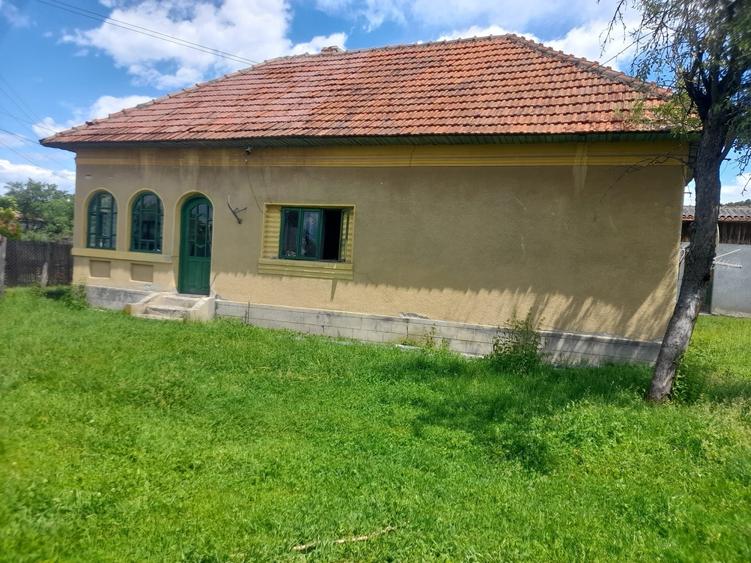Casă cu 4 camere în Stâlpeni