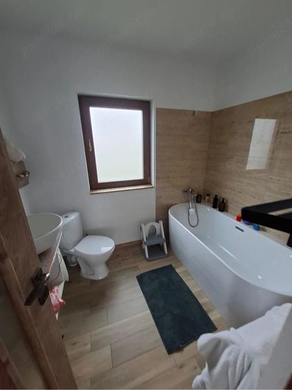 Casă cu 3 camere cu Teren 6000 Mp în Central