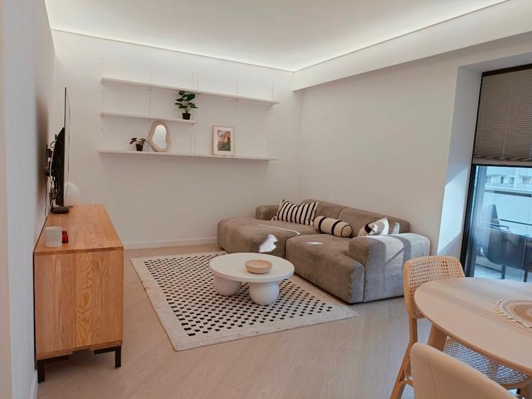 Apartament cu 3 camere decomandat, mobilat în Central