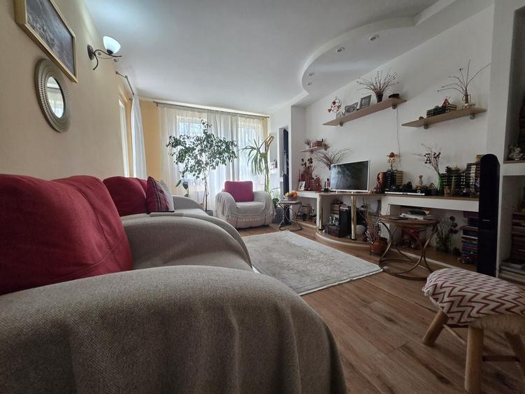 Apartament cu 3 camere  de vanzare - B dul 1 Mai - 8