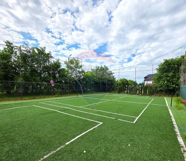 Casă individuală cu 7 camere cu Teren 3200 Mp în Lipia