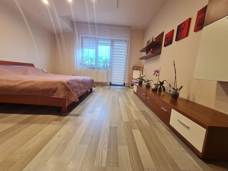 Casă individuală cu 6 camere cu Canalizare în Bălcescu