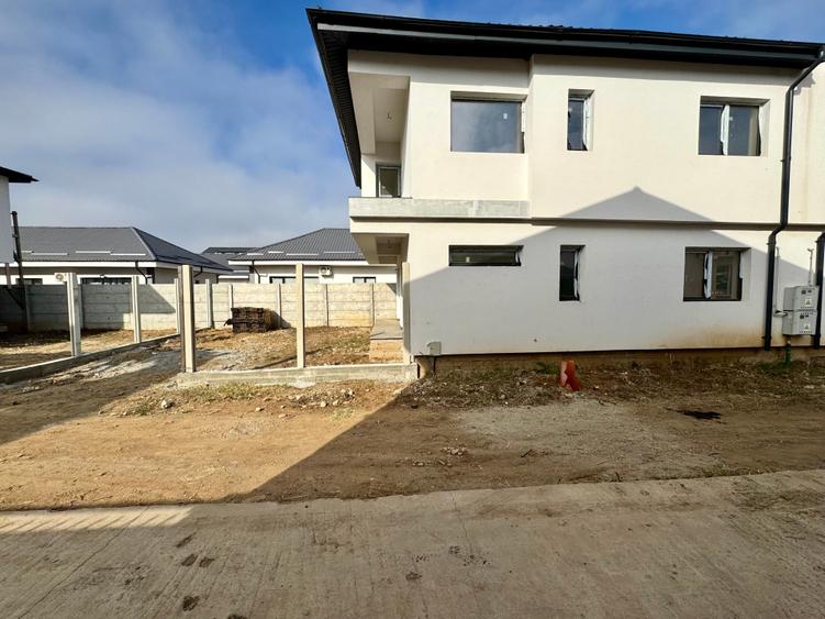 Duplex cu 4 camere cu Canalizare în Sud