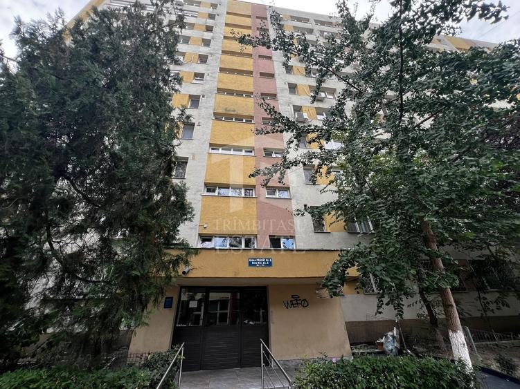 Apartament cu 3 camere semidecomandat, mobilat în Drumul Taberei