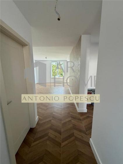 Casă cu 5 camere cu Teren 250 Mp în Păulești