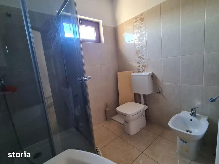Casă cu 7 camere cu Teren 757 Mp în Central