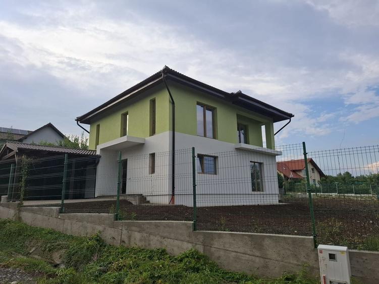 Casă individuală cu 4 camere cu Canalizare în Sadu