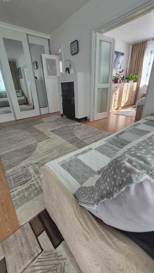 Apartament cu 3 camere semidecomandat în Central
