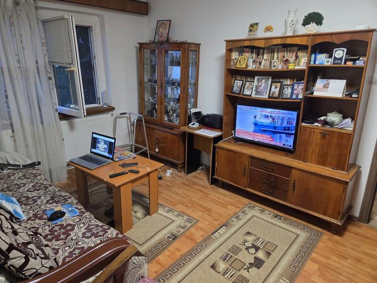 Apartament cu 3 camere semidecomandat în Central