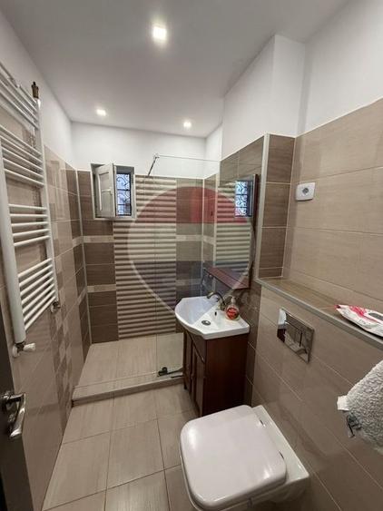 Apartament cu 3 camere decomandat, mobilat în Central