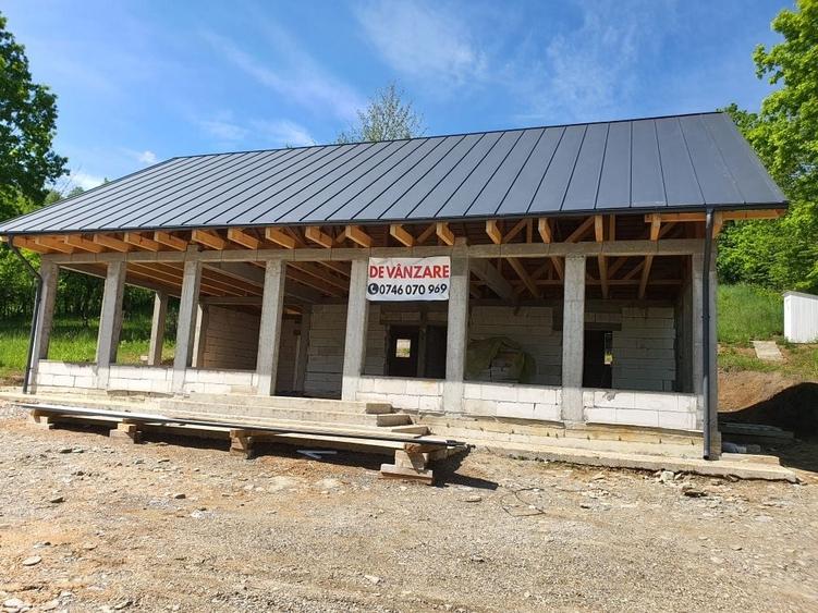Casă cu 4 camere în Coman