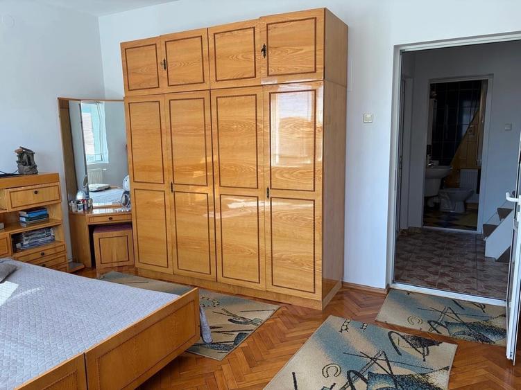 Casă cu 4 camere în Central