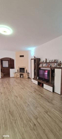 Casă cu 7 camere cu Teren 8000 Mp în Cosmești