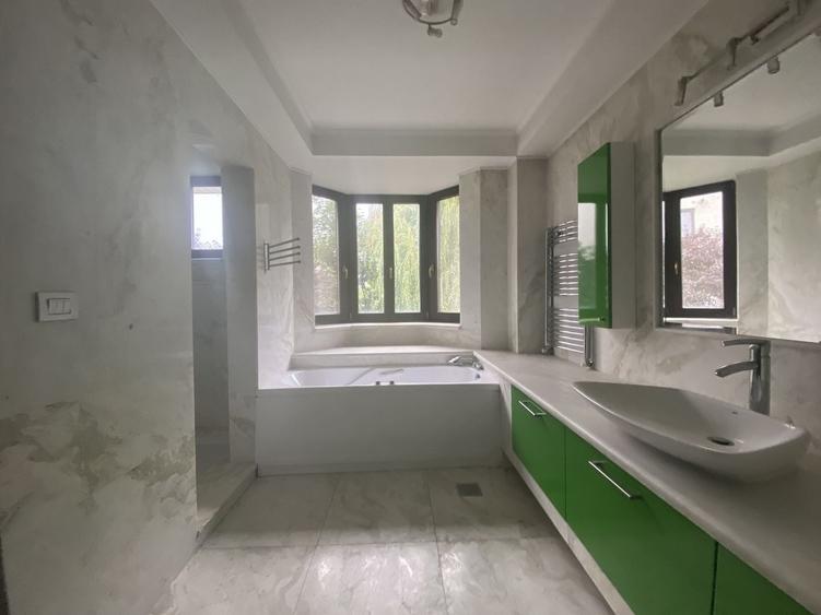 Casă individuală cu 11 camere cu Canalizare în Sisești