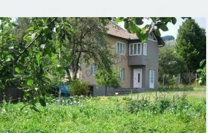 Casă cu 8 camere cu Teren 1500 Mp în Central