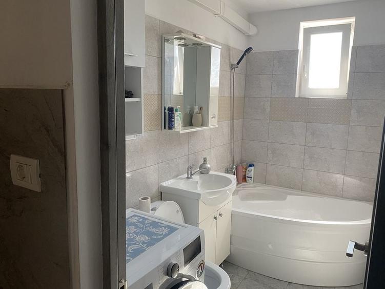 Apartament cu 3 camere semidecomandat în Dâmbovița