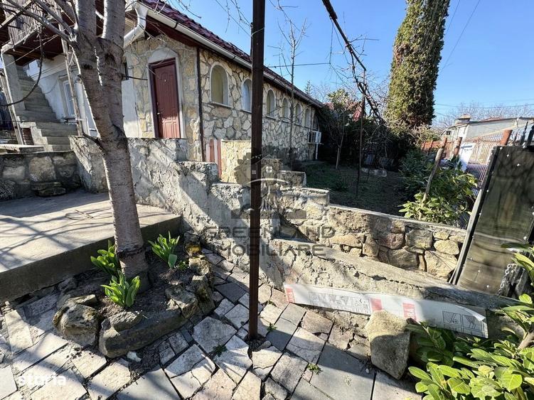 Casă cu 3 camere decomandat în Central
