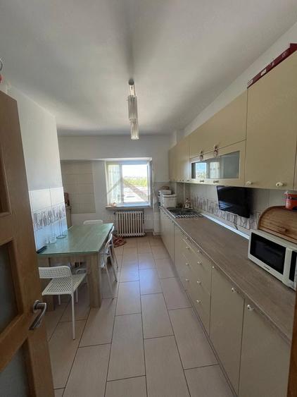 Apartament cu 4 camere decomandat în Filiași