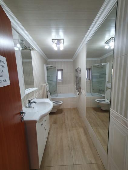 Casă individuală cu 8 camere cu Canalizare în Dumbrăvița