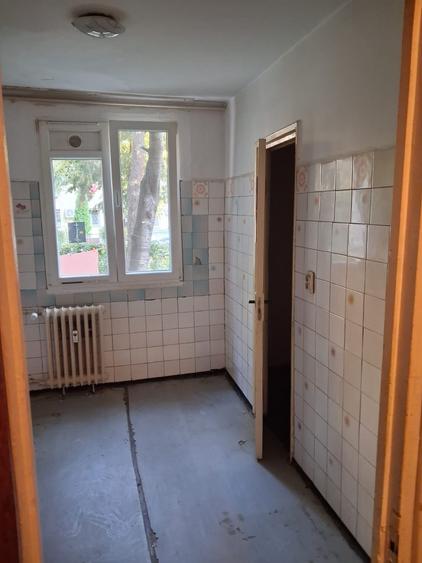 Apartament cu 3 camere semidecomandat în Berceni