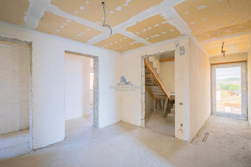 Casă individuală cu 12 camere cu Teren 568 Mp în Cristian