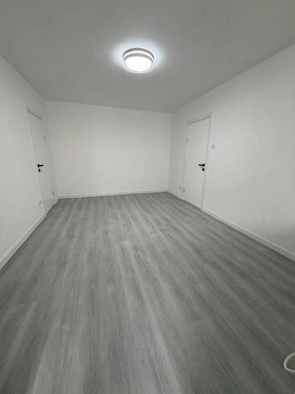 Apartament cu 3 camere semidecomandat în Berceni