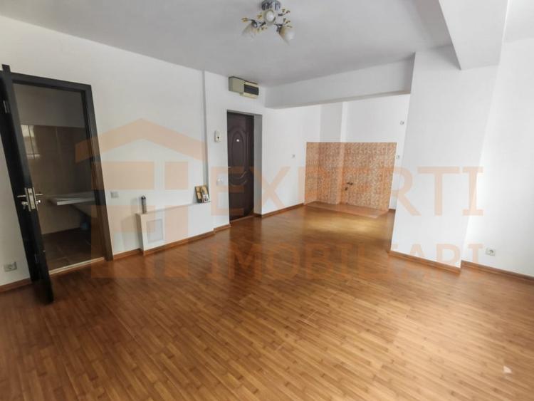 Apartament cu 2 camere semidecomandat în Kamsas
