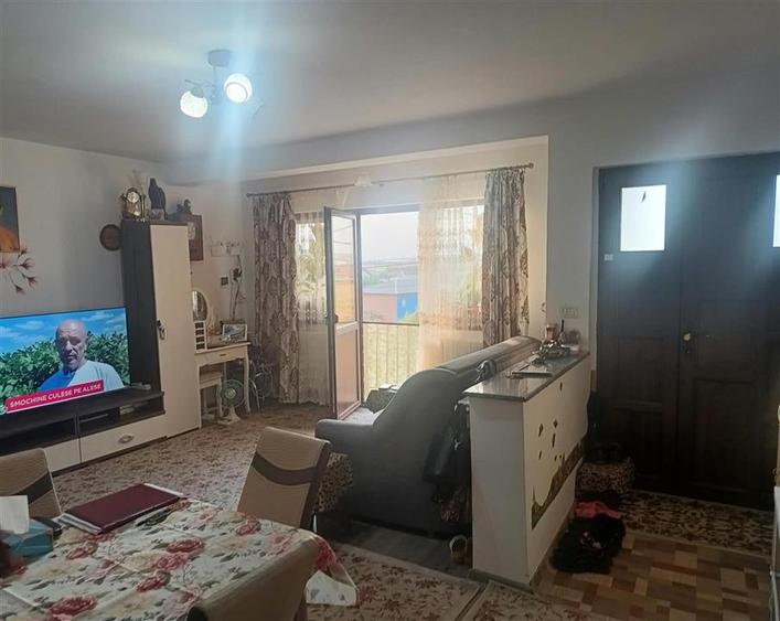 Casă individuală cu 4 camere cu Garaj în Uricani