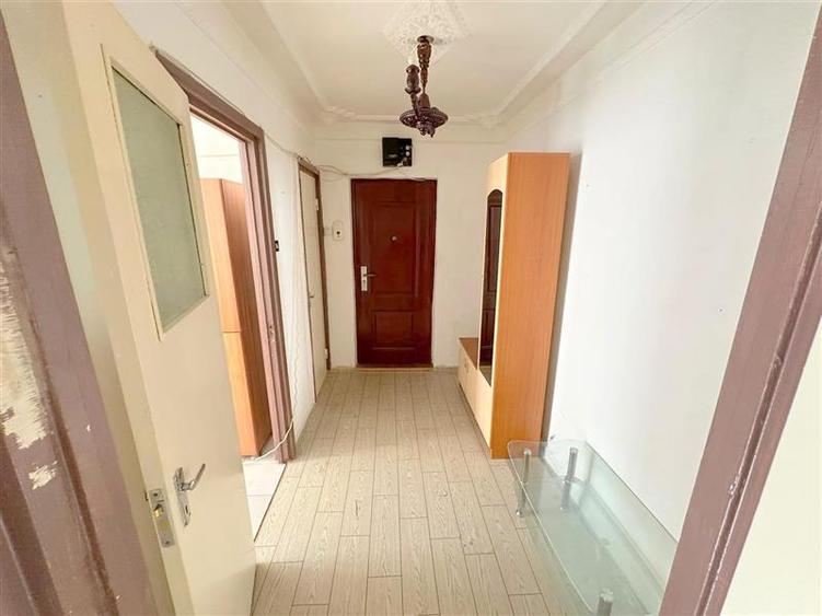 Apartament cu 3 camere semidecomandat în Narcisa
