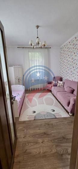 Casă individuală cu 8 camere cu Canalizare în Central