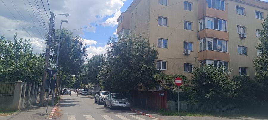 Apartament cu 3 camere decomandat în Sud