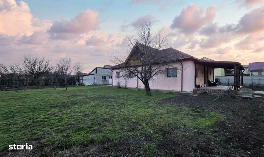 Casă cu 4 camere decomandat în Central