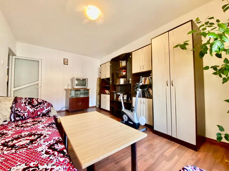 Apartament cu 3 camere decomandat în Micro 12