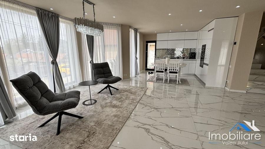 Casă cu 4 camere cu Teren 1200 Mp în Central
