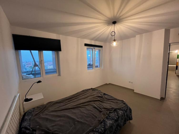 Apartament cu 3 camere semidecomandat, mobilat în Victoriei